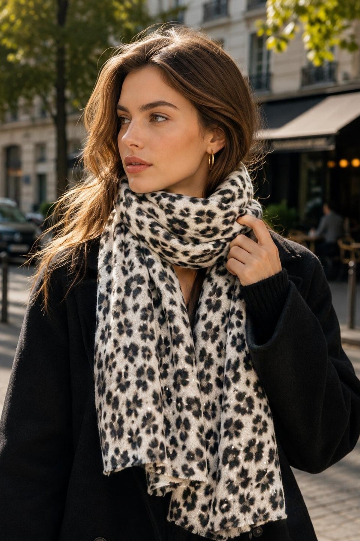 Modell bär leopardmönstrad scarf i beige och svart, vikt löst runt halsen över svart kofta | BEST ANGEL | Lilla Hem