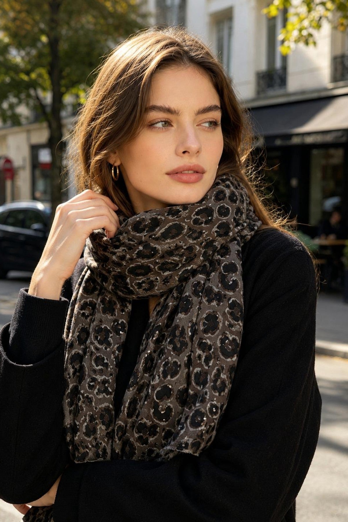Modell bär leopardmönstrad scarf löst omkring halsen med svart långärmad tröja | BEST ANGEL | Lilla Hem