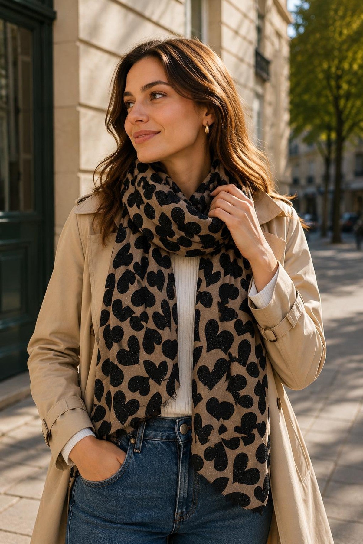 Modell bär leopardhjärtsmönstrad scarf över beige skjorta, fotograferad i sidoprofil utomhus | BEST ANGEL | Lilla Hem