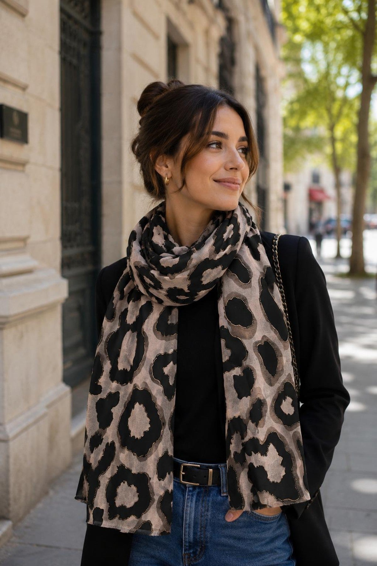 Modell bär leopardmönstrad scarf i beige och svart, vikt runt halsen över svart tröja | BEST ANGEL | Lilla Hem