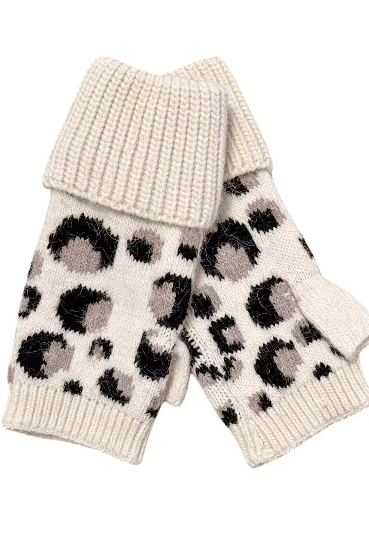 Handvärmare i beige med leopardmönster i svart och grått, vikt ihop mot vit bakgrund | BEST ANGEL | Lilla Hem