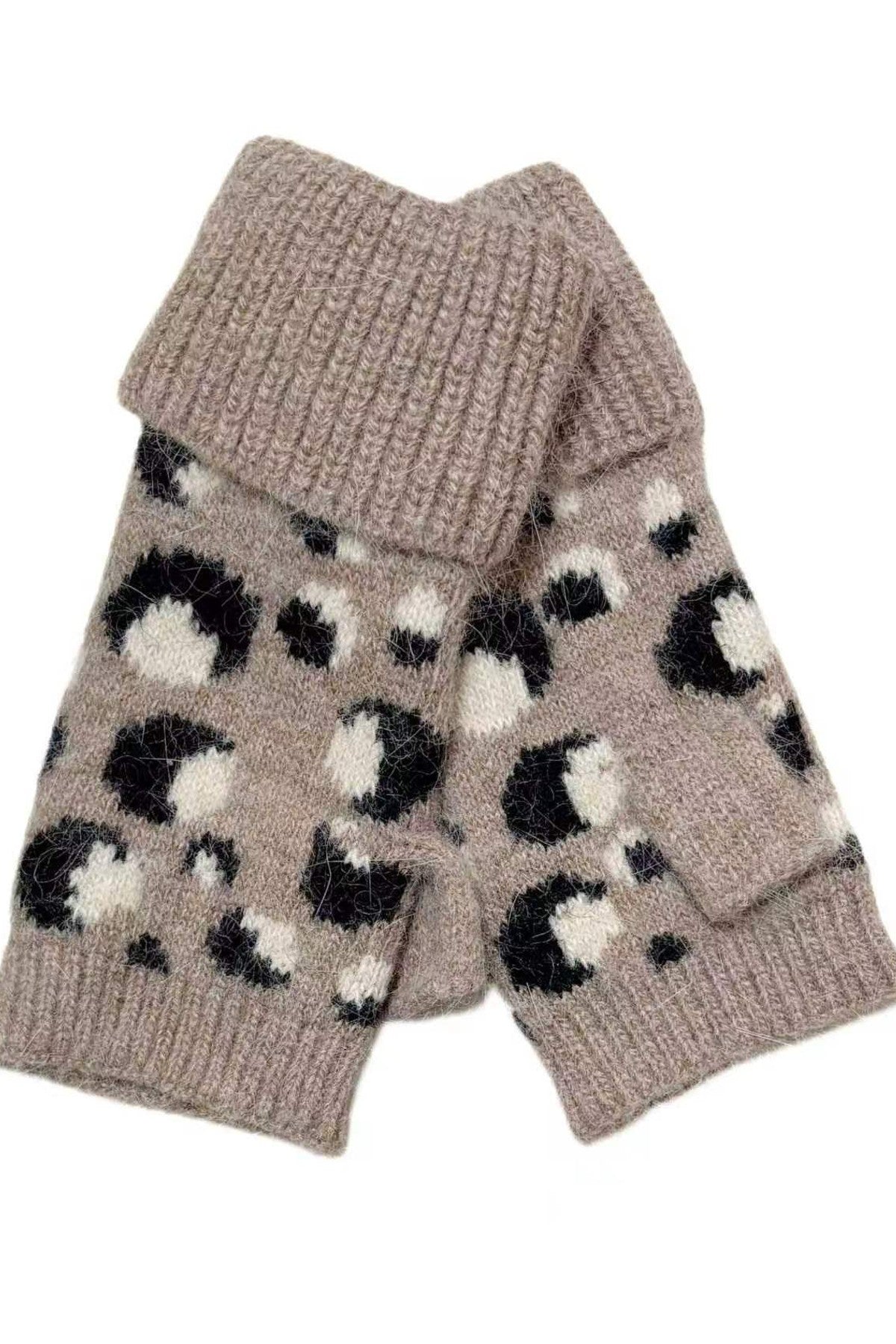 Handvärmare i taupe med leopardmönster i svart och vit, vikt dubbel mot vit bakgrund | BEST ANGEL | Lilla Hem