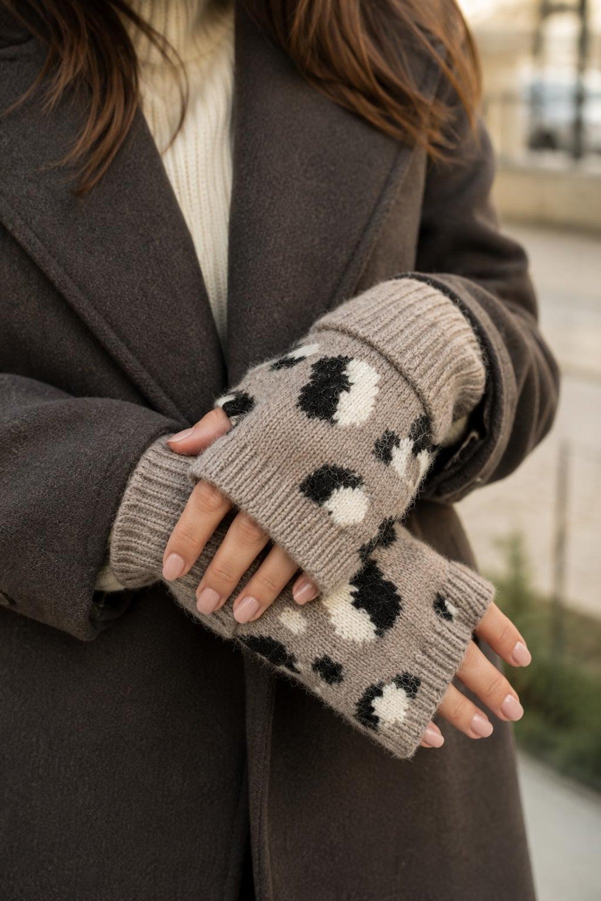 Modell bär beige fingerösa handvärmare med leopardmönster i svart och vit | BEST ANGEL | Lilla Hem