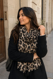 Modell bär leopardmönstrad scarf i beige och svart, draperad löst omkring halsen över svart tröja | BEST ANGEL | Lilla Hem