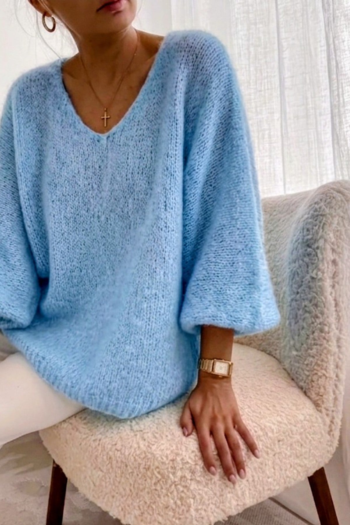 Modell bär ljusblå stickad oversize-tröja med v-ringning, sittande framifrån | RZ FASHION | Lilla Hem