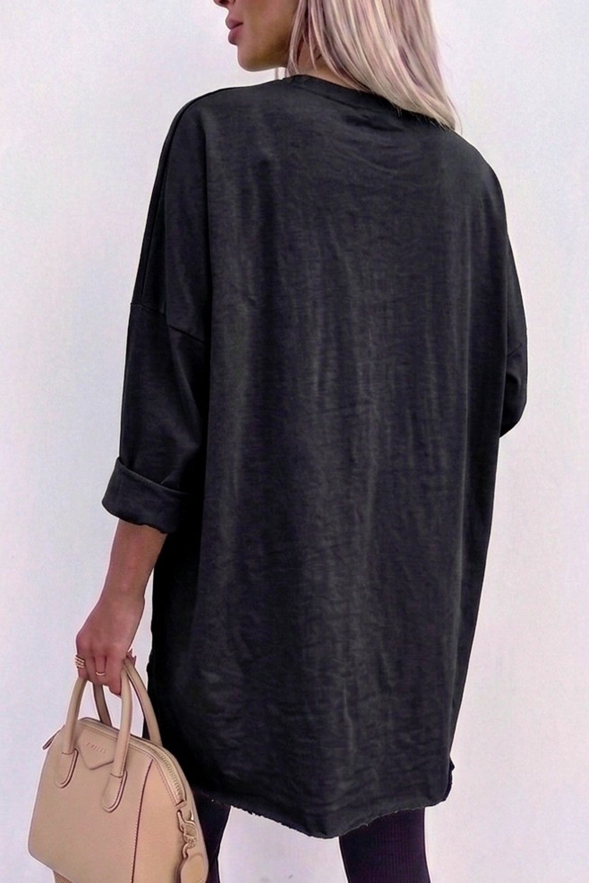 Modell bär svart oversized sweatshirt sett bakifrån med uppvikta ärmar | RZ FASHION | Lilla Hem
