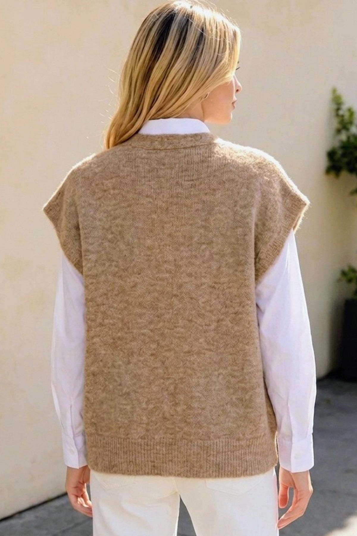 Modell bär beige stickad väst över vit skjorta, sett bakifrån | RZ FASHION | Lilla Hem