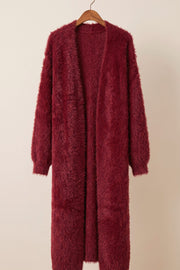 Långkofta i burgundy med fluffig textur hängande på galge, framifrån | MOOYA | Lilla Hem
