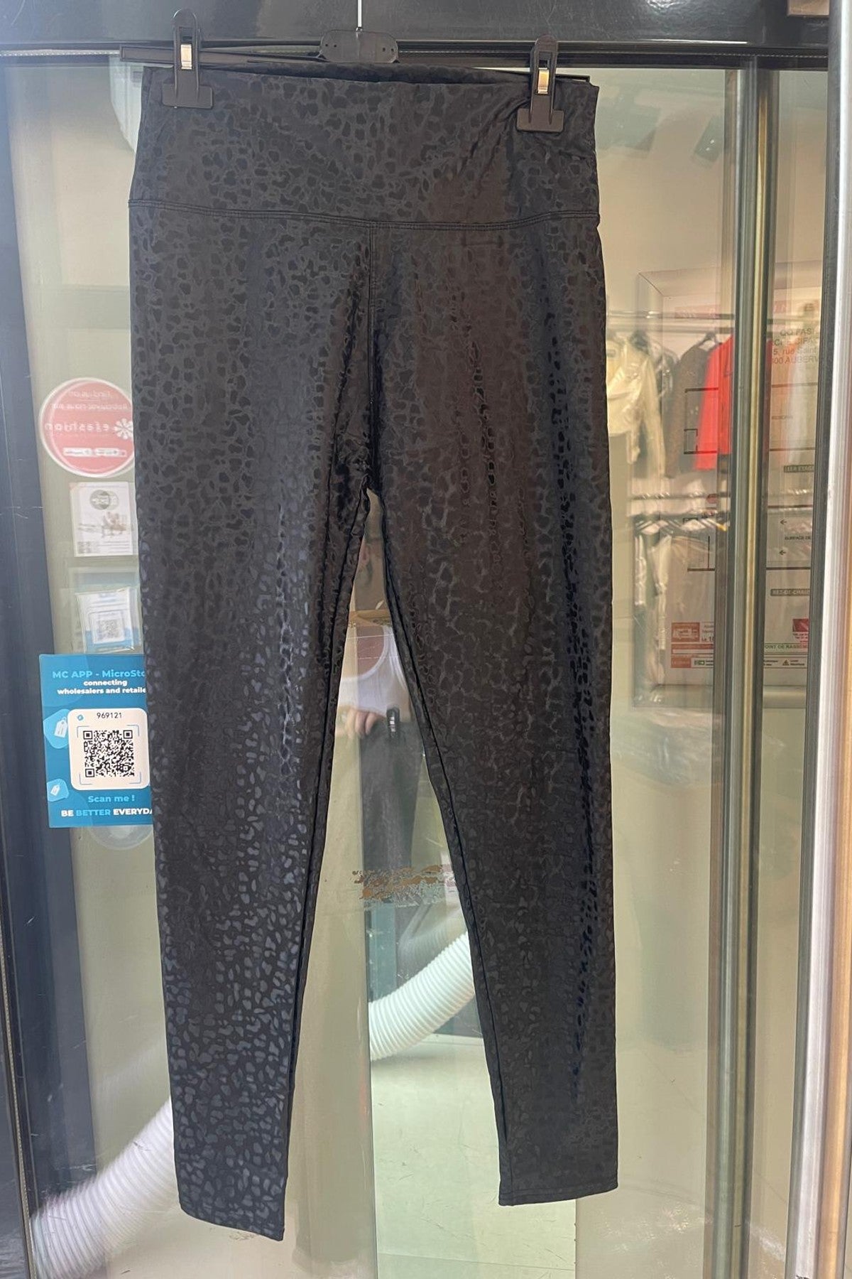 Svarta leggings med leopardmönster visade på hängare framifrån | QQ FASHION | Lilla Hem