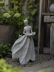Stenfigur av flicka i blommig klänning med fågelbad, sedd från sidan | Trademan | Lilla Hem