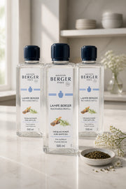Klar flaska med svart lock innehållande transparent vätska, etikett visar Maison Berger Pure White Tea refill | Maison Berger | Lilla Hem
