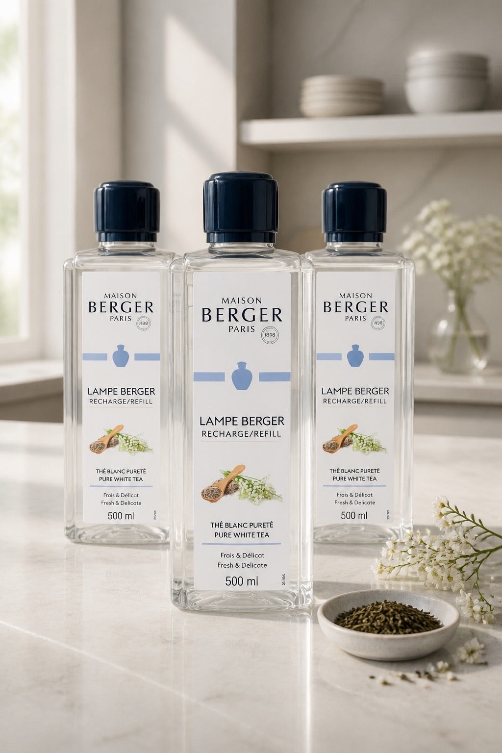 Klar flaska med svart lock innehållande transparent vätska, etikett visar Maison Berger Pure White Tea refill | Maison Berger | Lilla Hem