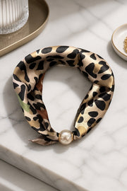 Scarf med leopardmönster i beige och svart, sammanknuten med pärldetalj | BEST ANGEL | Lilla Hem