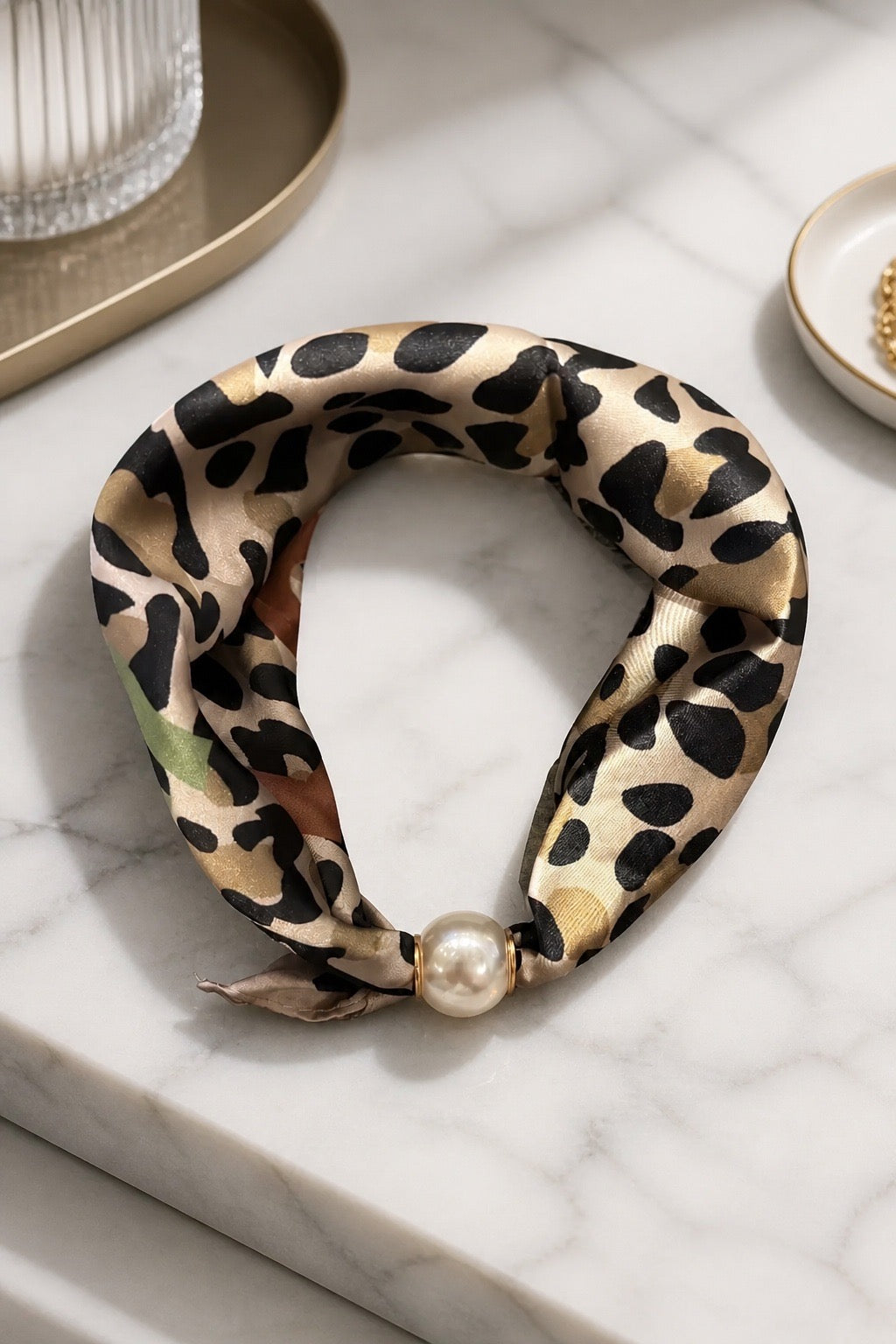 Scarf med leopardmönster i beige och svart, sammanknuten med pärldetalj | BEST ANGEL | Lilla Hem