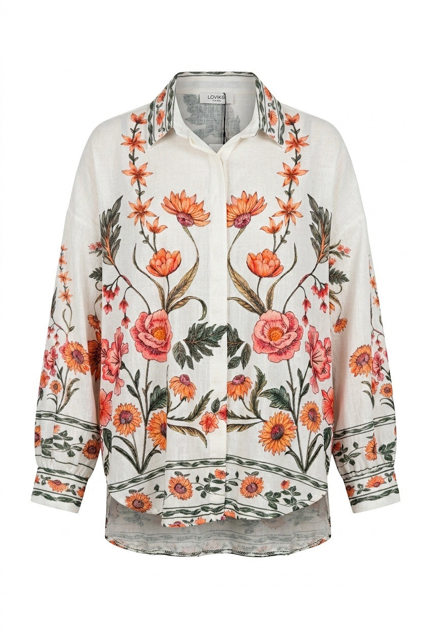 Vit linneskjorta med symmetriskt blomtryck i orange och rosa toner, sedd framifrån | LOVIKA | Lilla Hem
