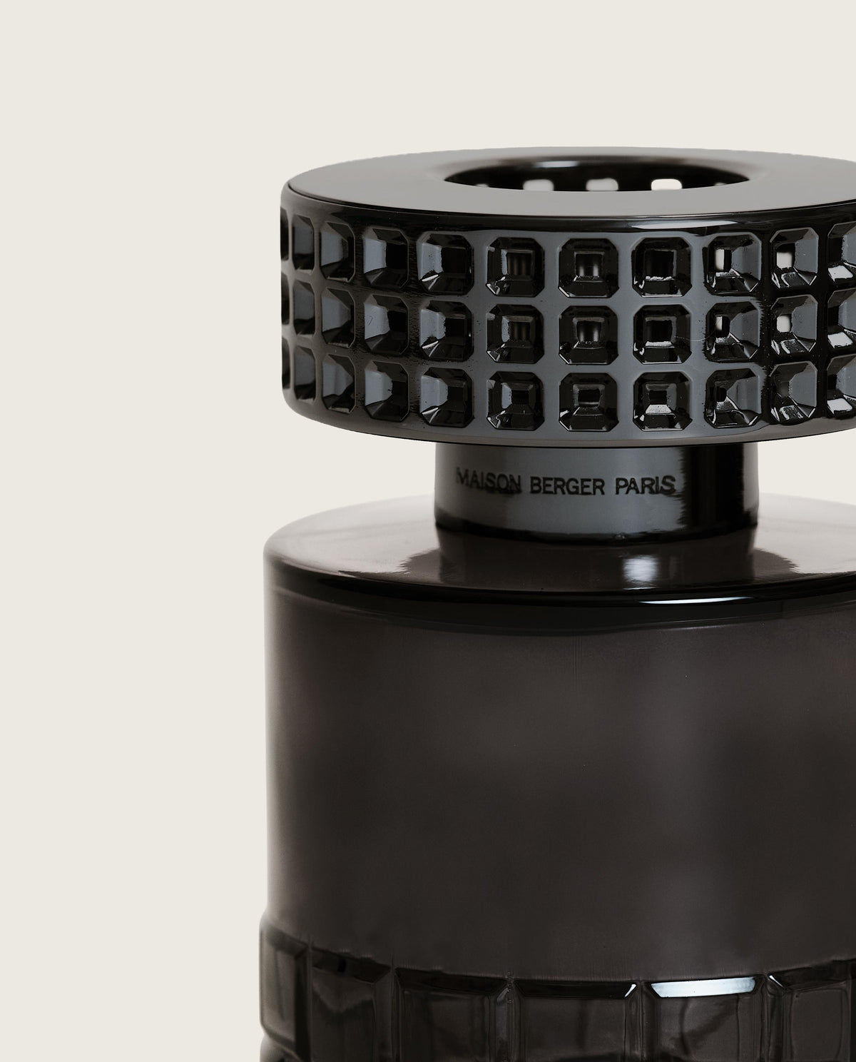 Närbild av svart doftlampa med geometrisk mönstrad övre del och text | Maison Berger | Lilla Hem