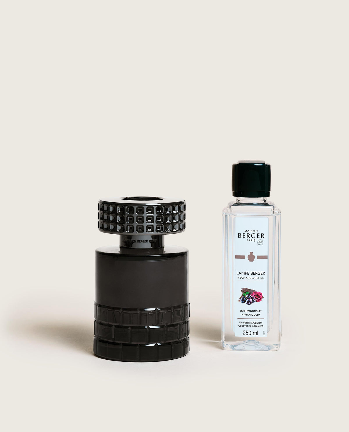 Svart doftlampa med studded detaljer och transparent refill-flaska från Maison Berger, fotograferad framifrån mot | Maison Berger | Lilla Hem