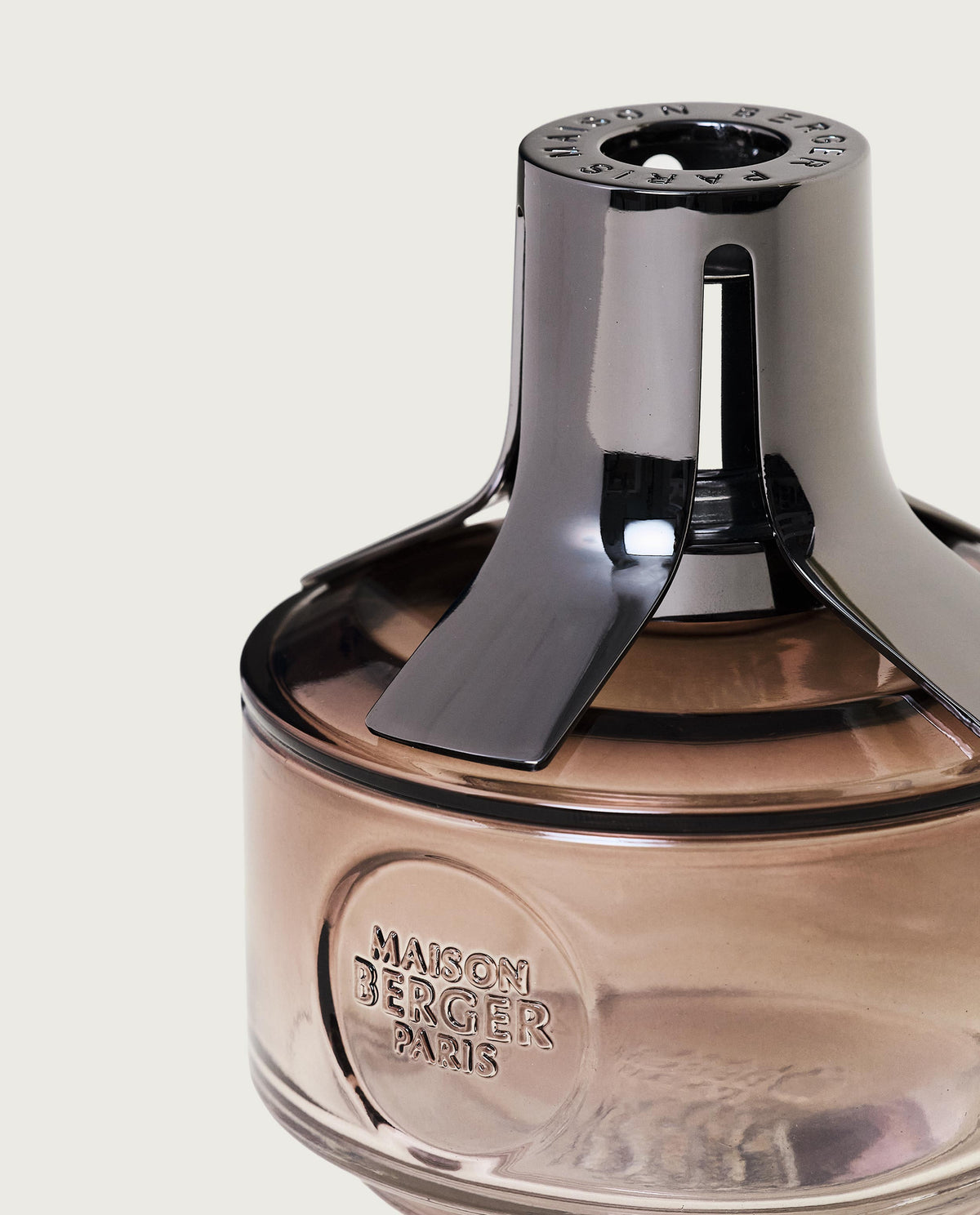 Närbild av doftlampans övre del med svart spridare och rosa-brun glaskropp mot vit bakgrund | Maison Berger | Lilla Hem