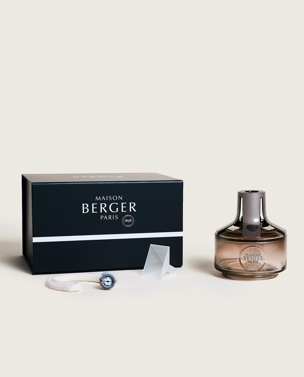 Doftlampa från Maison Berger Paris visad framifrån med förpackning och tillbehör på neutral bakgrund | Maison Berger | Lilla Hem