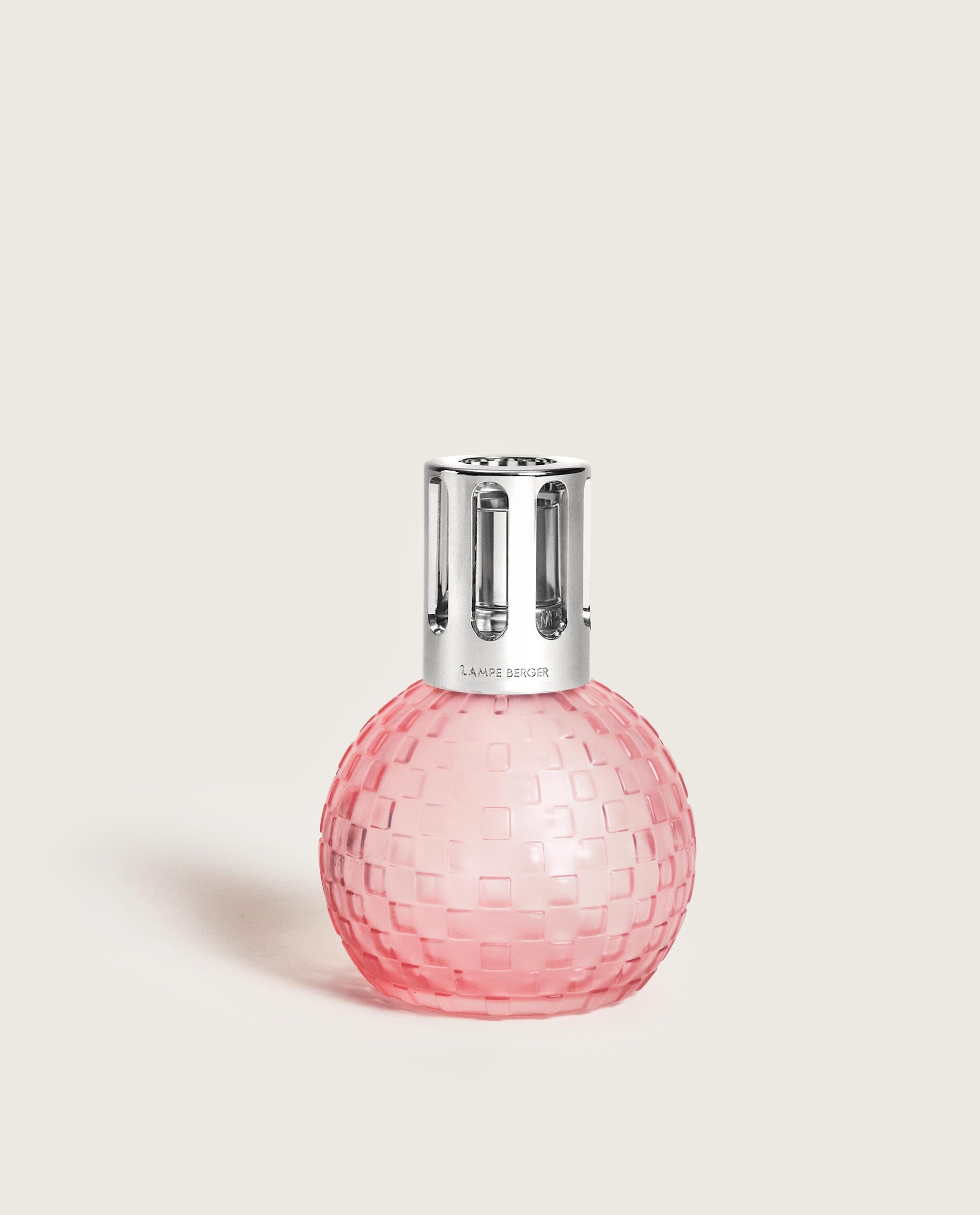 Rund rosa doftlampa med rutmönster och silverfärgad metalltopp, fotograferad framifrån mot ljus bakgrund | Maison Berger | Lilla Hem