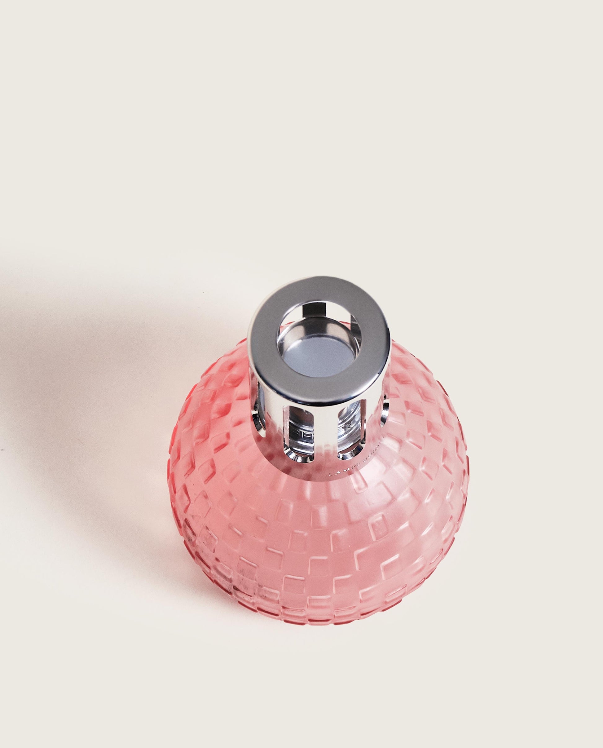 Rund rosa doftlampa med rutmönster och metallisk topp, fotograferad framifrån mot neutral bakgrund | Maison Berger | Lilla Hem