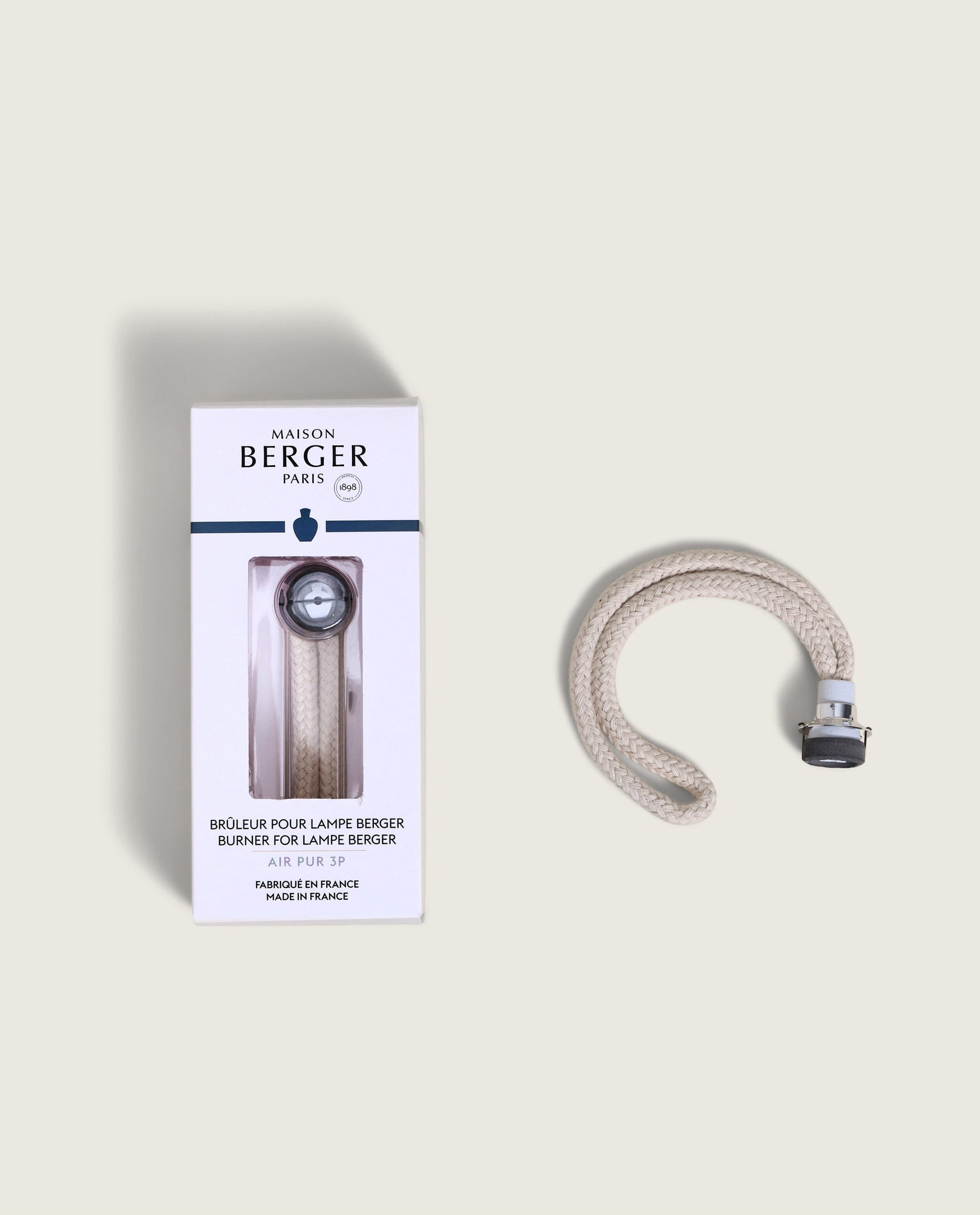 Förpackning och lös beige tygbrännare med metallfattning mot vit bakgrund | Maison Berger | Lilla Hem