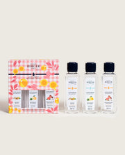 Presentförpackning med rosa rutmönster och tre glasflaskor à 250 ml Lampe Berger-påfyllning sett framifrån | Maison Berger | Lilla Hem