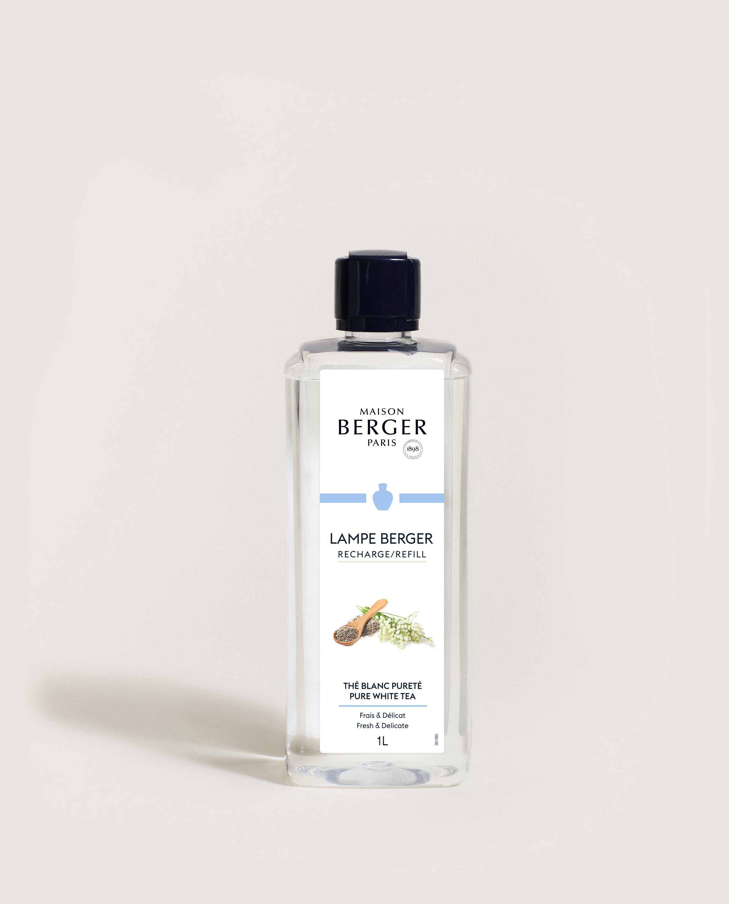 Klar flaska med svart lock innehållande transparent vätska, etikett visar Maison Berger Pure White Tea refill | Maison Berger | Lilla Hem