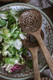 Handkarvat salladsbestick i trä med blomstermönster, liggande på tallrik med blandad sallad | Majas Cottage | Lilla Hem