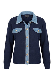 Marinblå cardigan med ljusblå denimkrage, knäppning och bröstfickor sedd framifrån | Caramelle Fashion | Lilla Hem