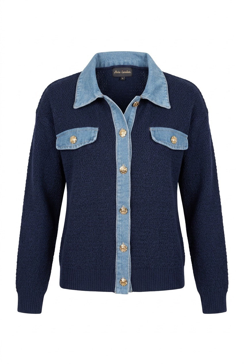 Marinblå cardigan med ljusblå denimkrage, knäppning och bröstfickor sedd framifrån | Caramelle Fashion | Lilla Hem