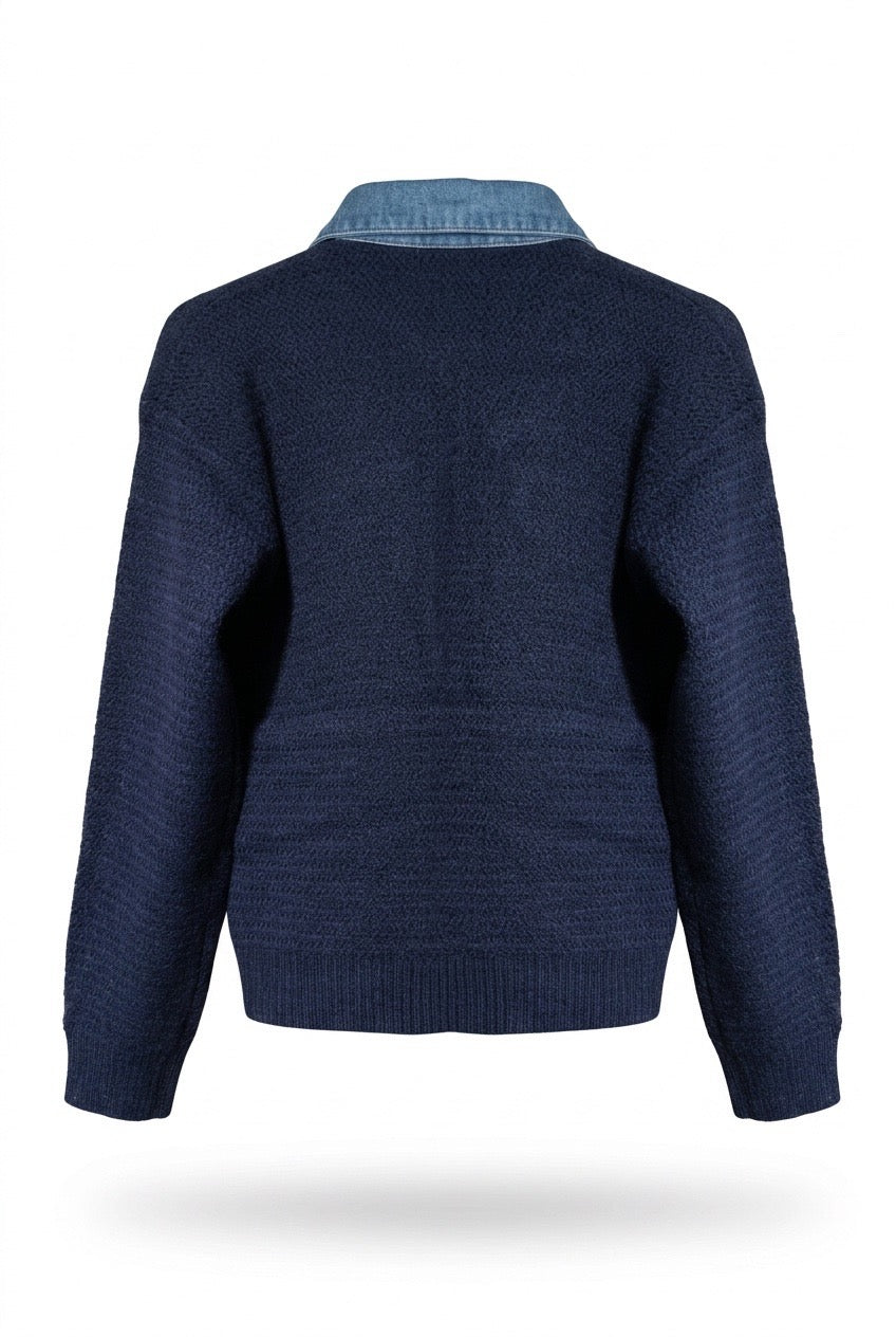 Marinblå cardigan med denimkrage sedd bakifrån mot vit bakgrund | Caramelle Fashion | Lilla Hem