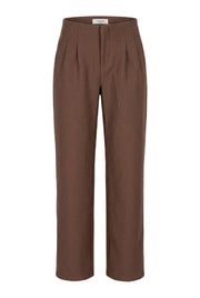 Bruna byxor med pressveck visade platt mot vit bakgrund | Caramelle Fashion | Lilla Hem