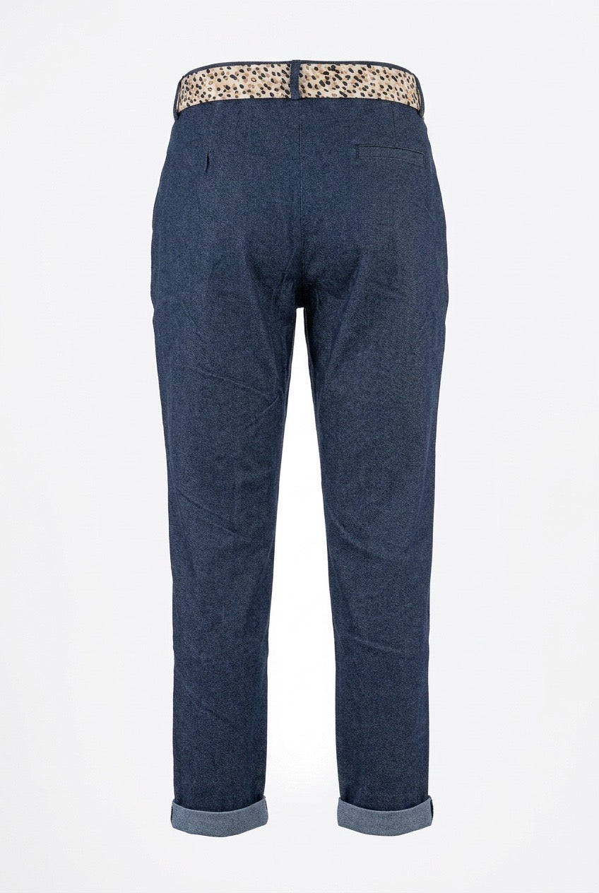 Byxor i marinblå denim sett bakifrån med prickig bälte och uppvikta benslut | Caramelle Fashion | Lilla Hem