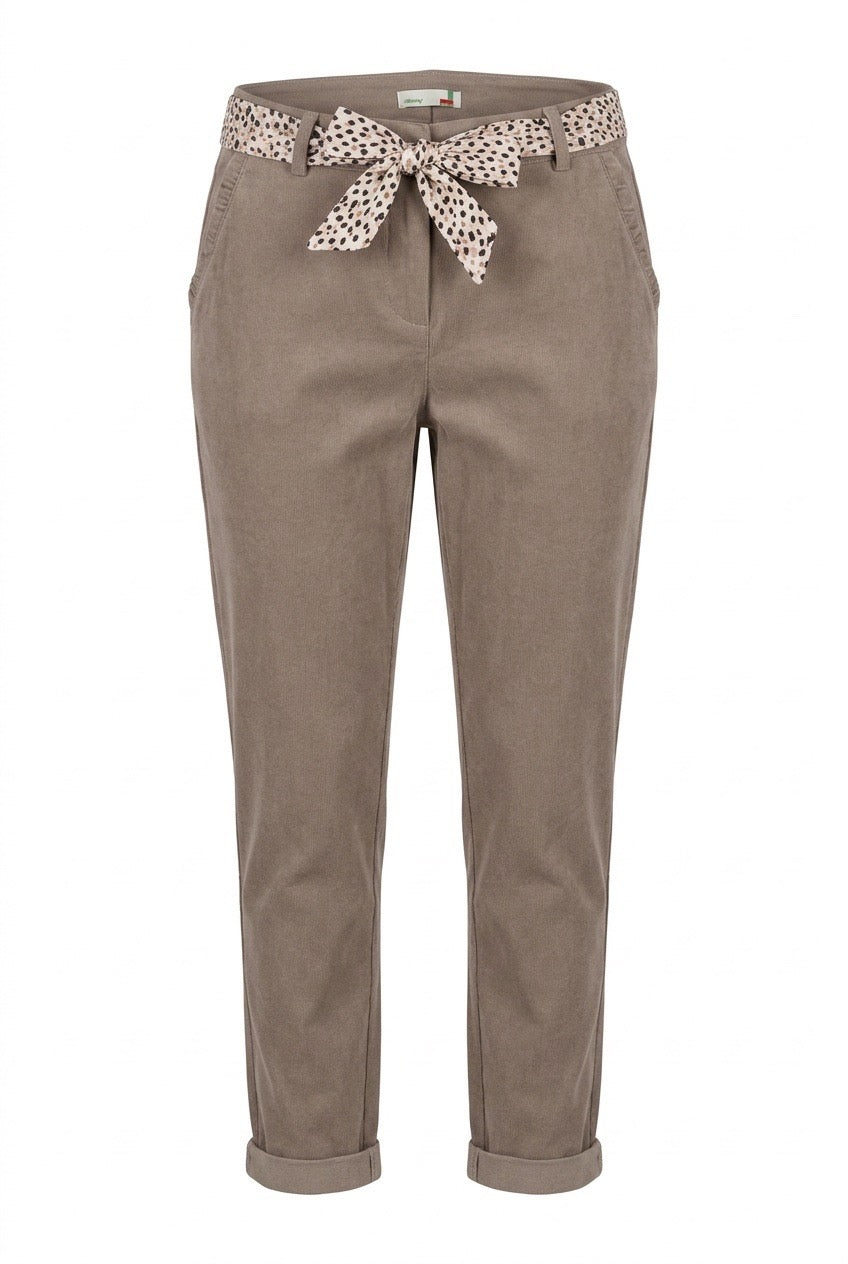 Beige chinos med upprullad brätte och prickig rosett i midjan, sett framifrån | Caramelle Fashion | Lilla Hem