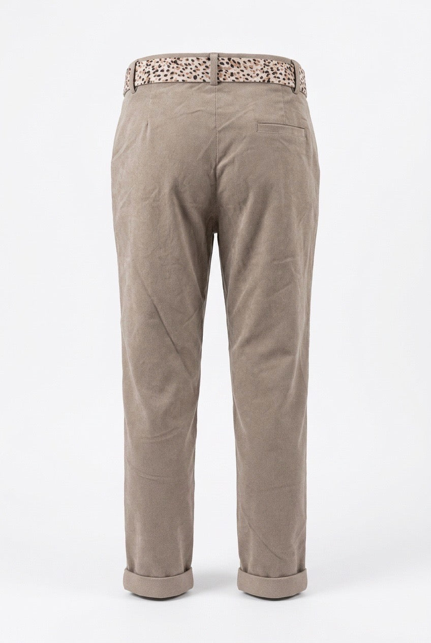 Beige chinos sett bakifrån med leopardmönstrad bälte och uppvikta benslut | Caramelle Fashion | Lilla Hem