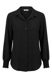 Svart skjortblus sedd framifrån med knappslå och smockade manchetter på långärmarna | Caramelle Fashion | Lilla Hem