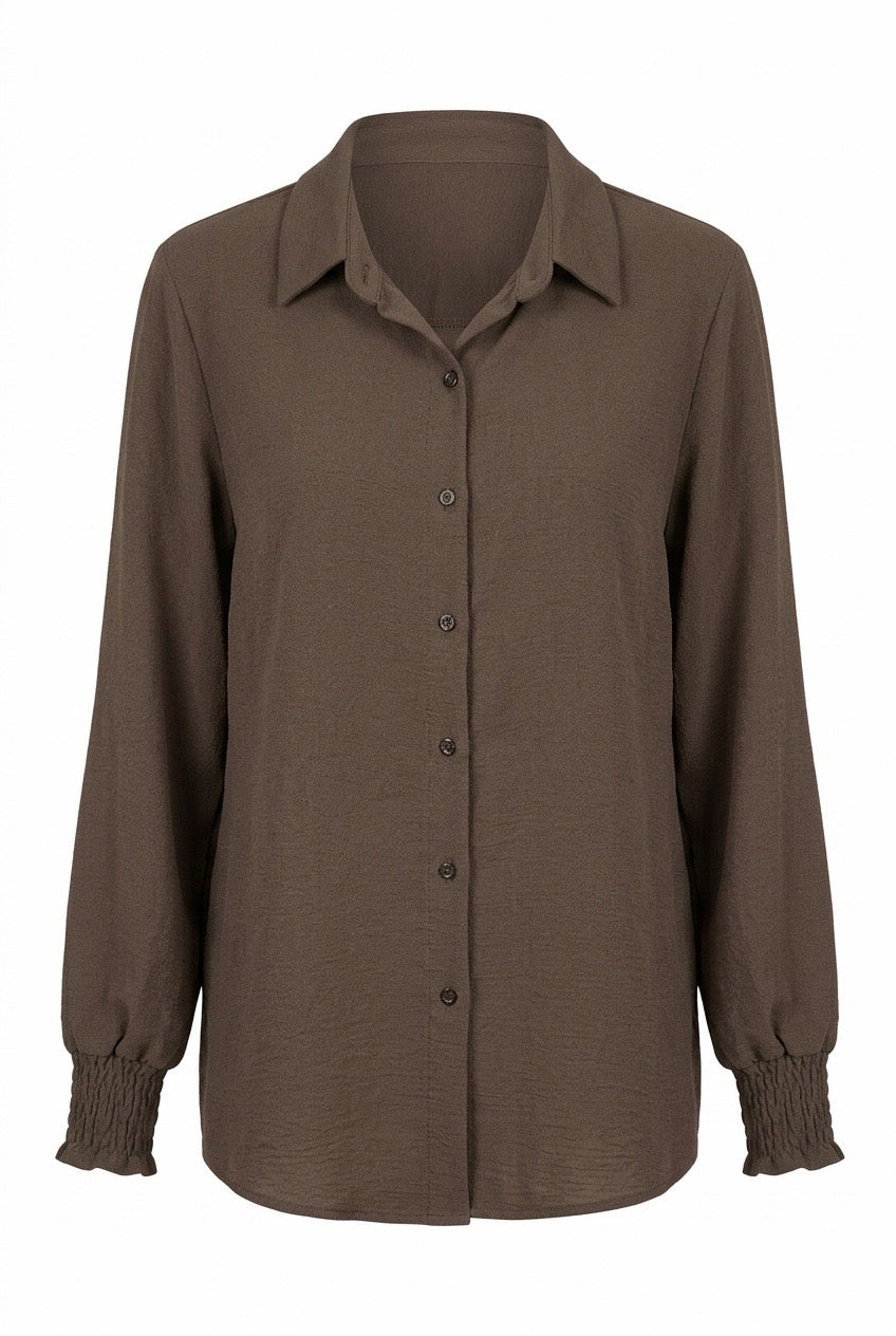 Brun skjortblus sedd framifrån med knapprad, bred krage och smockade manchetter | Caramelle Fashion | Lilla Hem