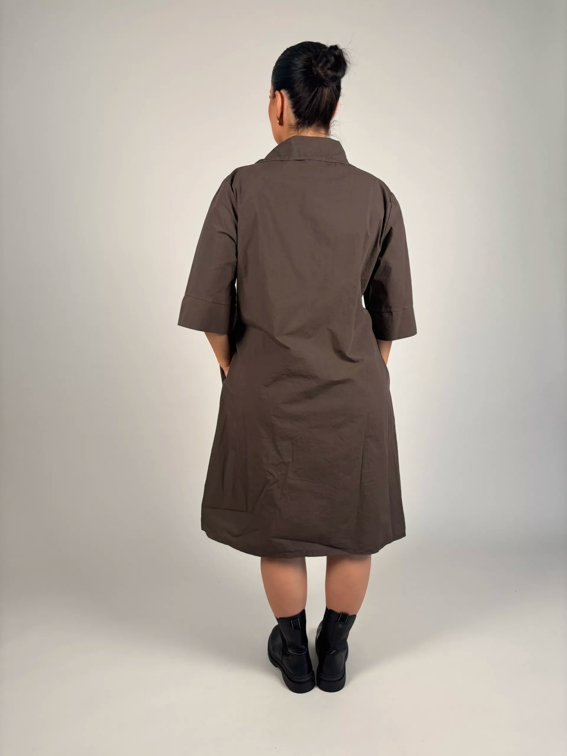Modell bär brun skjortklänning sett bakifrån med tre fjärdedels ärmar | Camicia | Lilla Hem