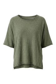 Grönmelerad t-shirt med rundad halsring och vågiga kanter, fotograferad framifrån på platt underlag | Caramelle Fashion | Lilla Hem