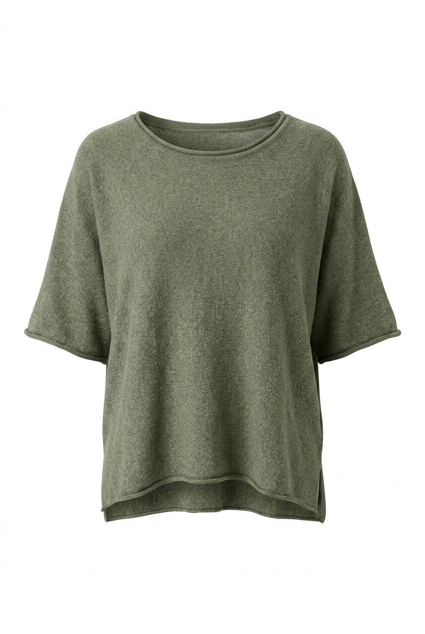 Grönmelerad t-shirt med rundad halsring och vågiga kanter, fotograferad framifrån på platt underlag | Caramelle Fashion | Lilla Hem