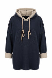 Marinblå hoodie med beige huva och muddar, sedd framifrån mot vit bakgrund | Caramelle Fashion | Lilla Hem