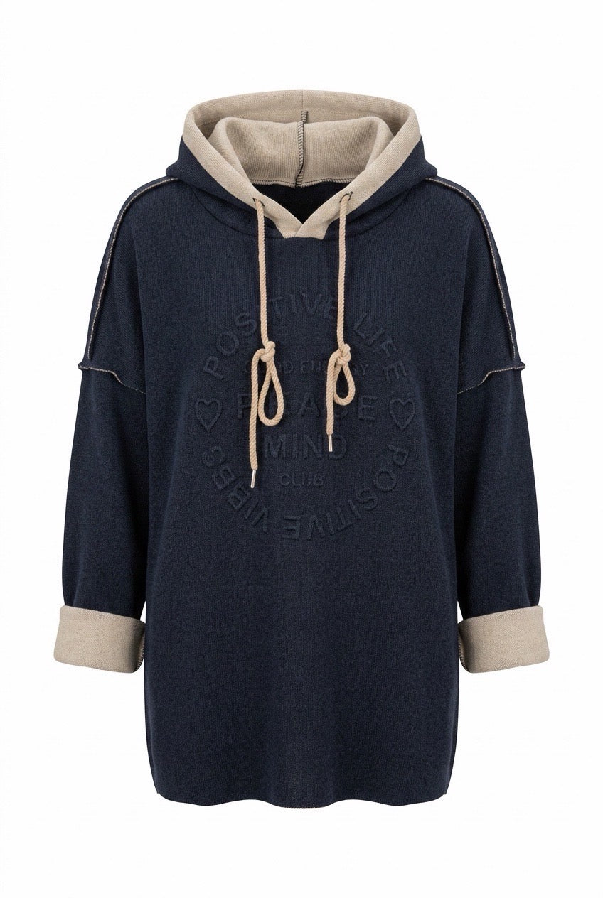Marinblå hoodie med beige huva och muddar, sedd framifrån mot vit bakgrund | Caramelle Fashion | Lilla Hem