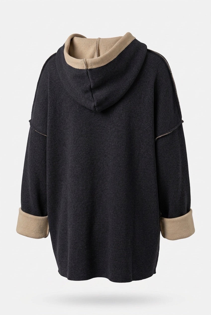 Marinblå hoodie med beige kontrastfärg på huva, krage och manschettkanter, visad framifrån | Caramelle Fashion | Lilla Hem