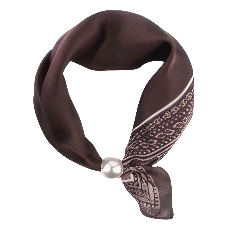 Brun scarf med paisley-mönster och pärldetalj, virad mot vit bakgrund | Caramelle Fashion | Lilla Hem