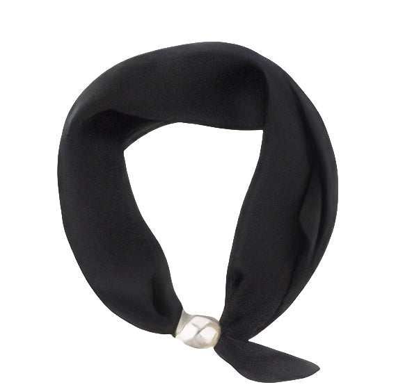 Svart scarf i loop med metallisk kula-detalj vid knytningen, fotograferad mot vit bakgrund | Caramelle Fashion | Lilla Hem