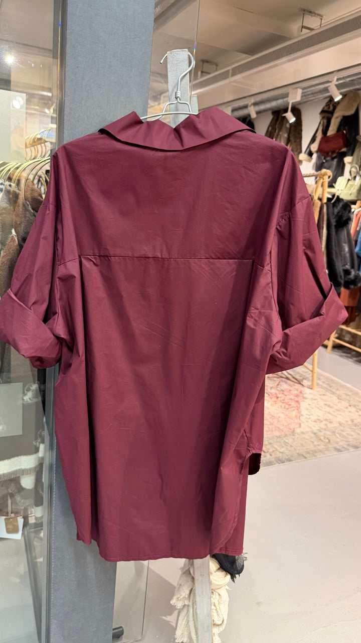 Vinröd skjorta visad bakifrån på galge, med veckad krage och trekvarts ärmar | L8 Fashion | Lilla Hem