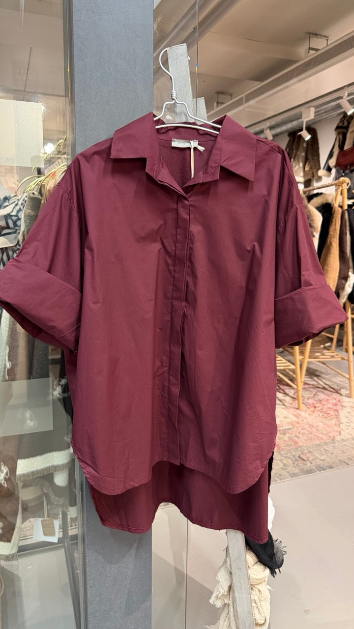 Vinröd skjorta på galge visad framifrån med uppvikta ärmar och asymmetrisk längd | L8 Fashion | Lilla Hem