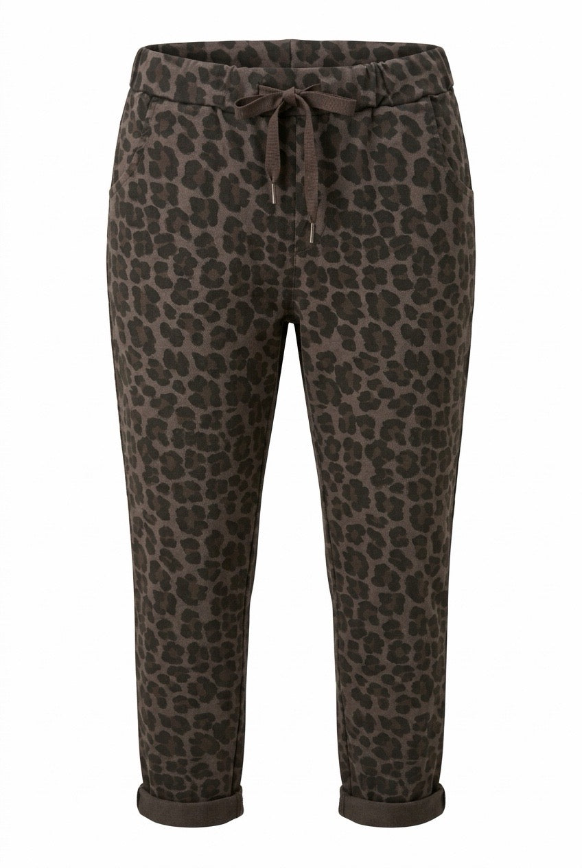 Leopardmönstrad byxa i brunt med drawstring-midja och uppvikta benslut, sett framifrån | L8 Fashion | Lilla Hem