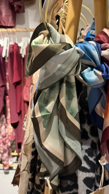 Sjal med gråvit rutmönster hängande på displaykrok i butik | L8 Fashion | Lilla Hem